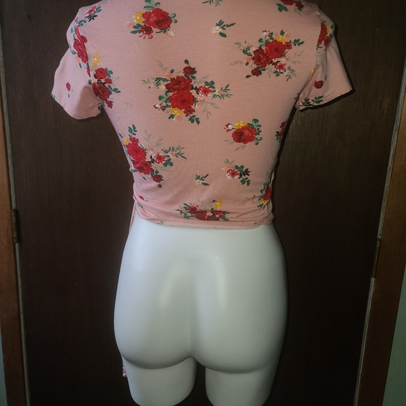 Two 2 crop tops - Picture 6 of 8